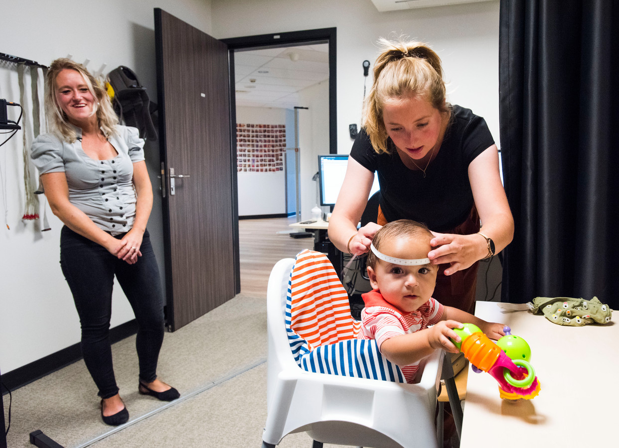 Moeder Joyce kijkt toe terwijl onderzoeker Femke Everaarts haar 8 maanden oude zoontje Ziya klaarmaakt voor het hersenonderzoek.