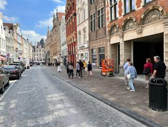 Burgemeester van Brugge gooit het in de groep: “Houden we de Steenstraat deze zomer autovrij?” Gemeenteraad zegt ‘ja’