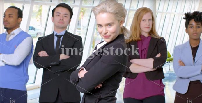 Emilia Clarke poseert voor stockfoto's.