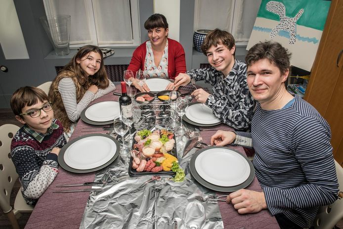 De raclette staat al klaar om aan het kerstmaal te beginnen.