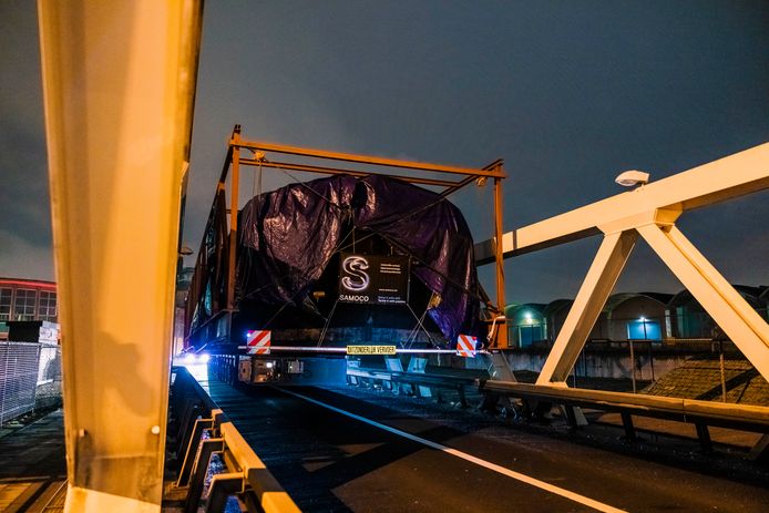 Millimeterwerk op de Kattendijkbrug. Het schip Céphée is op weg naar het Droogdokkenpark.