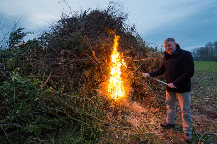 Burgemeester Hans Vroomen mocht vijf jaar geleden het paasvuur in Ommen aansteken.
