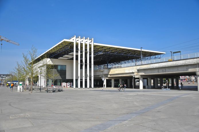 Het station van Roeselare, dat ook een politiepost huisvest.