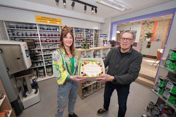 Taart voor Clarica de Weert van Kees Zondag, voorzitter van de organisatie achter het glasvezelnet voor het buitengebied.