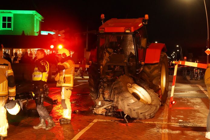 Aangereden tractor op het spoor in centrum Staphorst