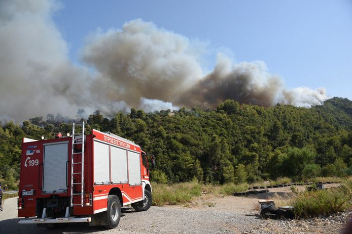 Un camion de pompiers intervient lors d'un incendie de forêt près du village de Ziria, à l'ouest de Patras, en Grèce, samedi 31 juillet 2021.  L'incendie, qui s'est déclaré en haut d'un versant de montagne, s'est dangereusement rapproché des villes côtières et les pompiers ont envoyé un bateau pour aider à une éventuelle évacuation des personnes.