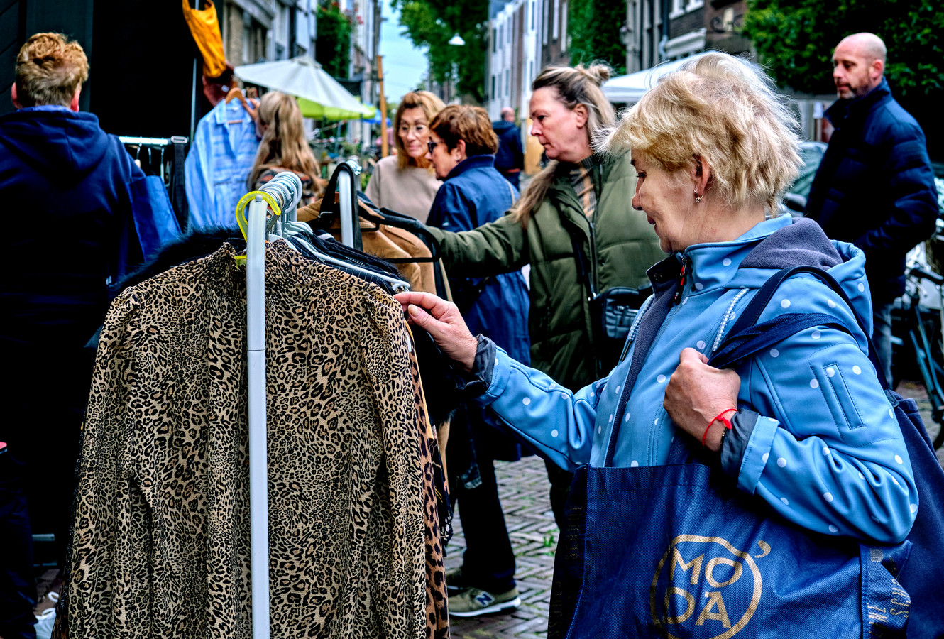 tussen-de-buien-door-zoeken-naar-tweedehands-pareltjes-tijdens-dordtse