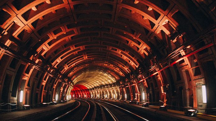 Le jeu de lumière peut être observé toute la journée entre les stations Arts-Loi et Parc, dans le centre de Bruxelles