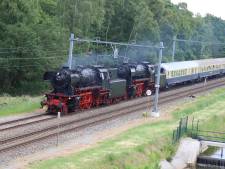 Historische stoomtrein door Twente: liefhebbers vangen glimp op langs spoor