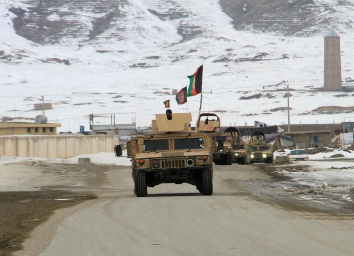 Soldaten van het Afghaanse leger op weg naar de crashsite.