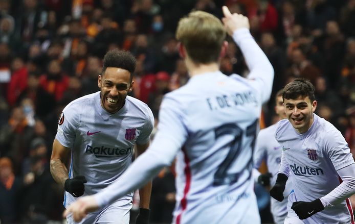 Pierre-Emerick Aubameyang zoekt na zijn doelpunt meteen Frenkie de Jong op.