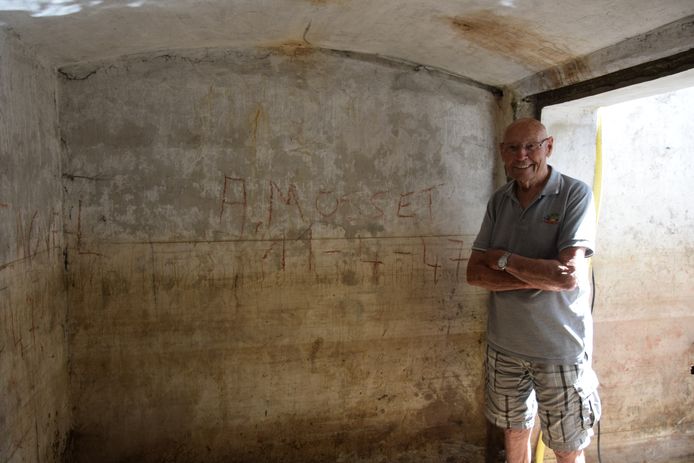 Albert Mosset vond na 74 jaar zijn handtekening terug in de schuilkelder