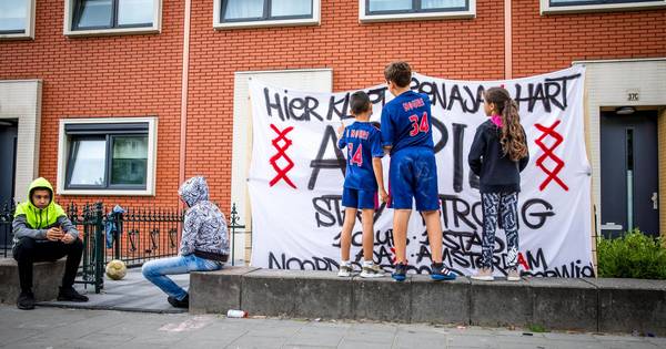 Gezang en vuurwerk in Geuzenveld voor Nouri | Zeeuws nieuws - PZC