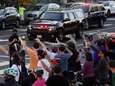 Campagneleider Trump: “Sta paraat voor protestacties” - Trump rijdt met konvooi voorbij feestende menigte