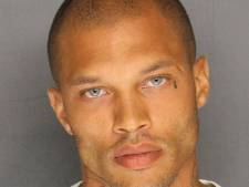 Un gangster au physique de mannequin fait fureur sur Facebook
