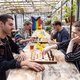 Kennis van schaken is niet vereist bij De Queer Schaakclub: ‘Er hangt hier een lossere sfeer’