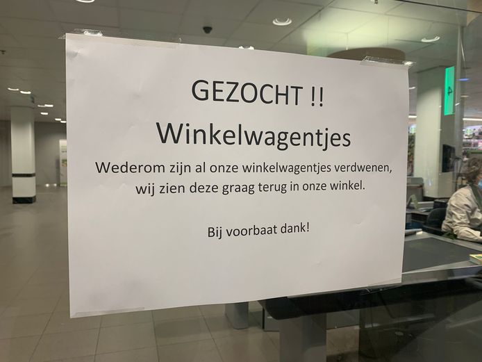 De eigenaar van de Plus-supermarkt aan het Pieter Vreedeplein in Tilburg wil zijn winkelwagentjes graag terug.