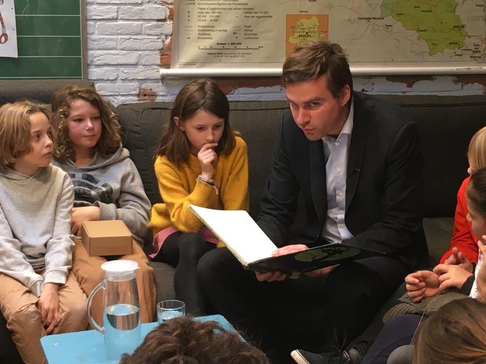 De burgemeester leest voor.