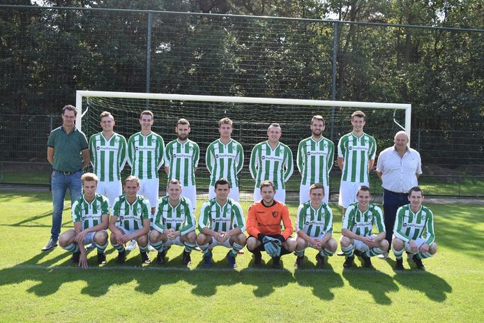 Het eerste elftal van Neerkandia met uiterst links trainer Nelis Luijten.