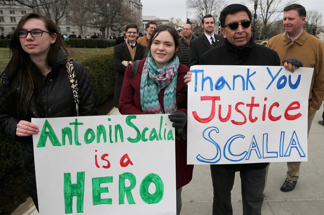 Amerikanen tonen hun respect voor de overleden rechter Antonin Scalia Beeld afp