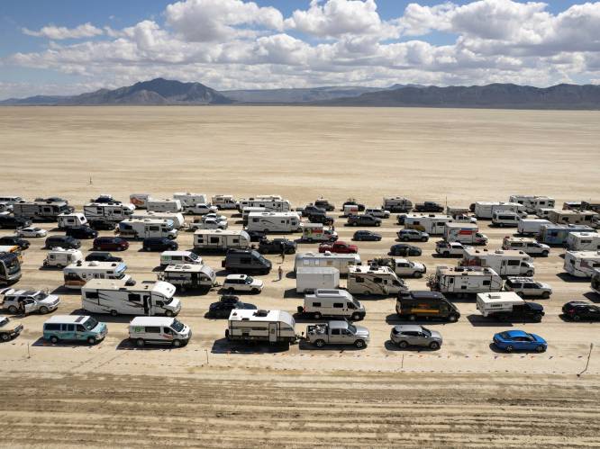 IN BEELD. Urenlange files bij indrukwekkende exodus van verregend festival Burning Man