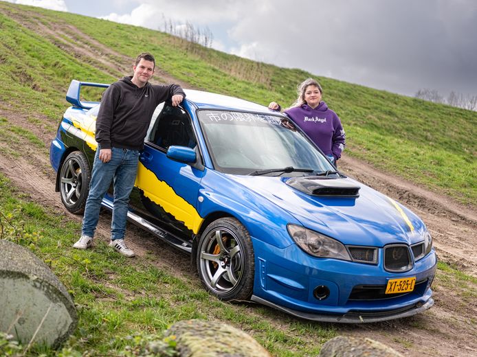 Carlo Rietstra met zijn Subaru Impreza. Rechts: Kim van der Linde.