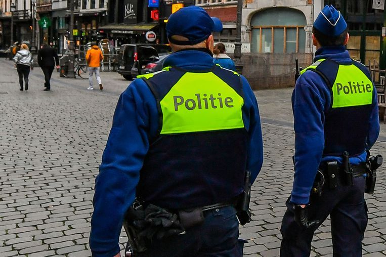 De politie van Antwerpen heeft vandaag boetes uitgeschreven omdat mensen zich niet aan de regels houden. Beeld Joel Hoylaerts/Photo News