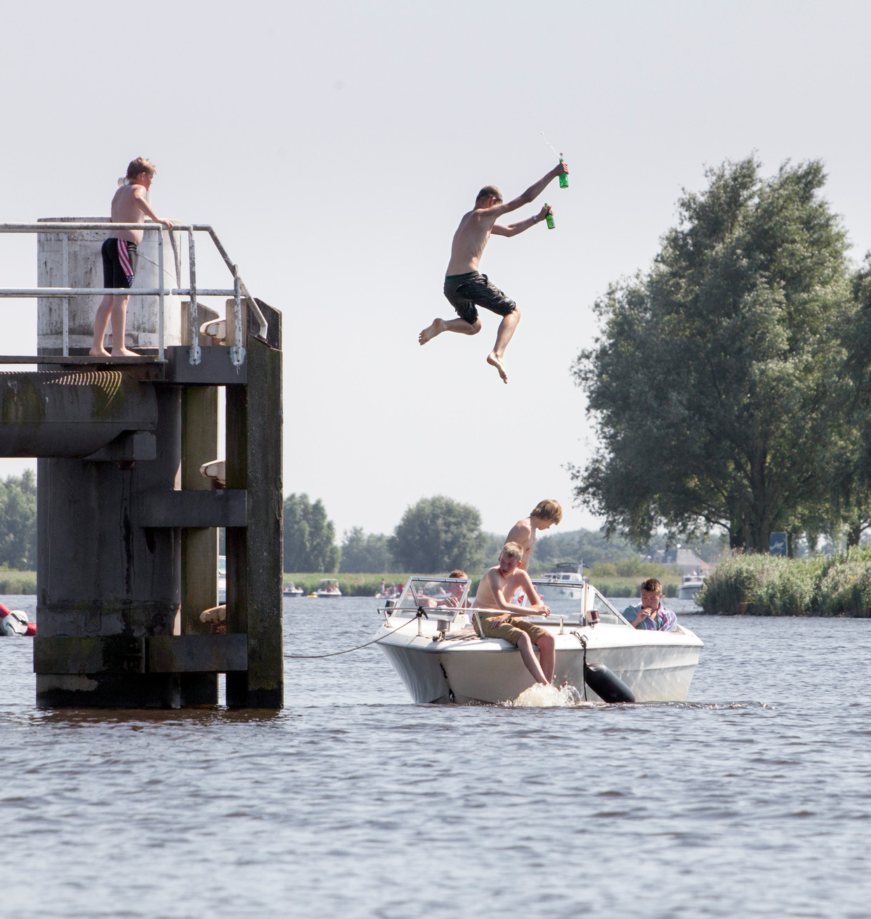 Met bier op het water inspringen; volgens forensisch arts Guido Reijnen geen goed idee. Beeld Herman Engbers
