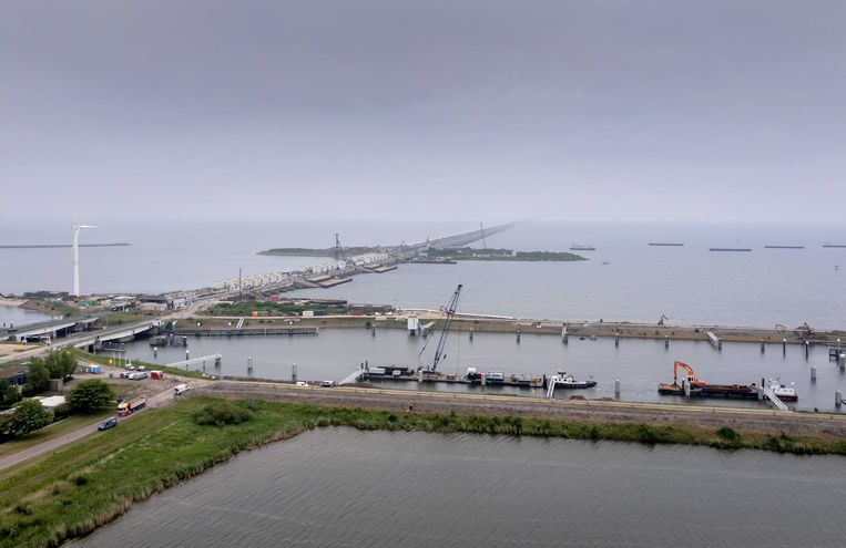Werkzaamheden aan de Stevinsluis op de Afsluitdijk. Beeld ANP