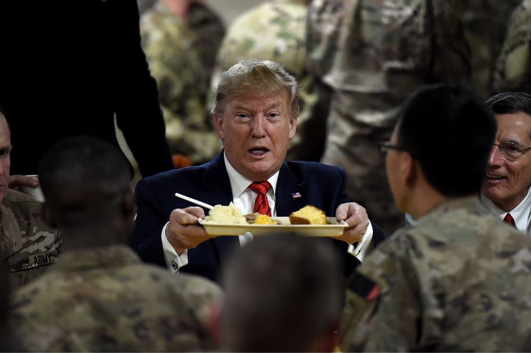 President Trump serveert eten tijdens Thanksgiving voor Amerikaanse militairen op de luchtbasis Bagram in Afghanistan, november 2019. Beeld AFP