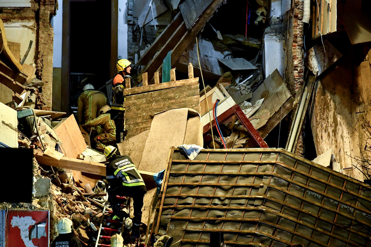 De explosie sloeg een metersbreed gat, verschillende huizen raakten daarbij beschadigd. Beeld BELGA