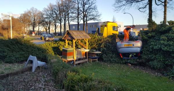 Bewoners Aadorp eisen maatregelen, na ongeluk waarbij auto in tuin belandt