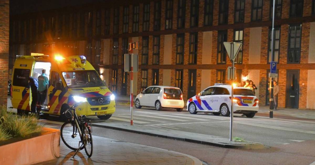 Fietsster raakt lichtgewond na aanrijding op rotonde in Vlissingen.