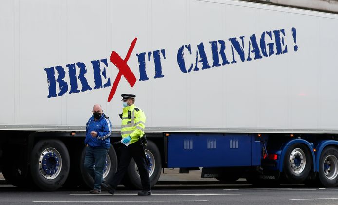 Des camions sur lesquels étaient affichés des slogans dénonçant un “gouvernement incompétent (qui) détruit l’industrie des fruits de mer” ou encore le “carnage du Brexit” ont tourné autour du parlement de Westminster.