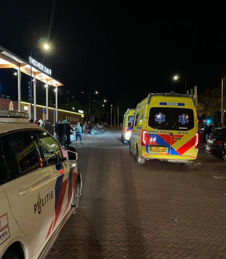 Slachtoffer van vermoedelijke aanrijding in Enschede onder politiebegeleiding naar ziekenhuis