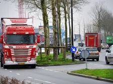 Veel ergernis over vrachtwagens die omleiding over snelweg negeren: ‘Het is net of ik langs de A16 woon’