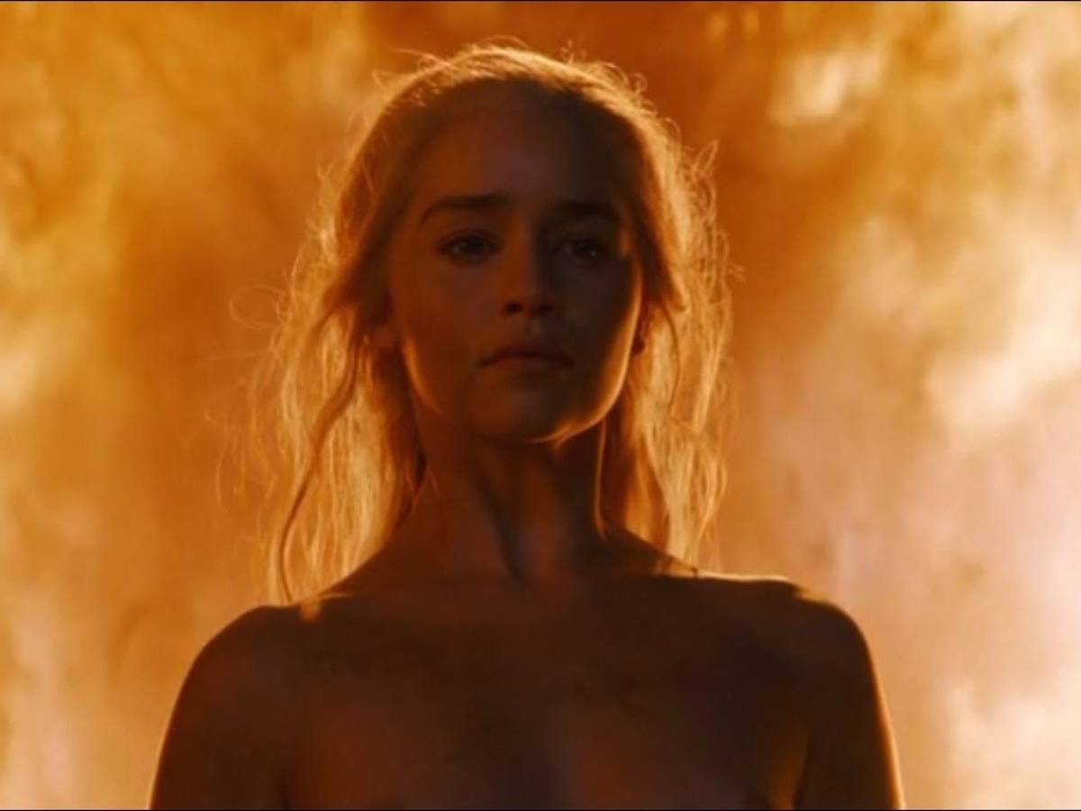 Game of Thrones: Emilia Clarke a découvert sa scène de nu... avec ses  parents | People | 7sur7.be