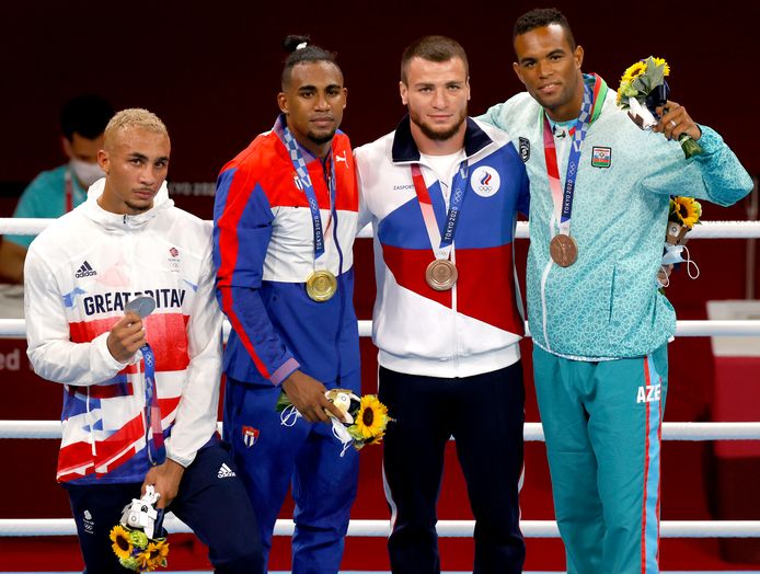 Benjamin Whittaker toont zijn medaille, omdat het moet.