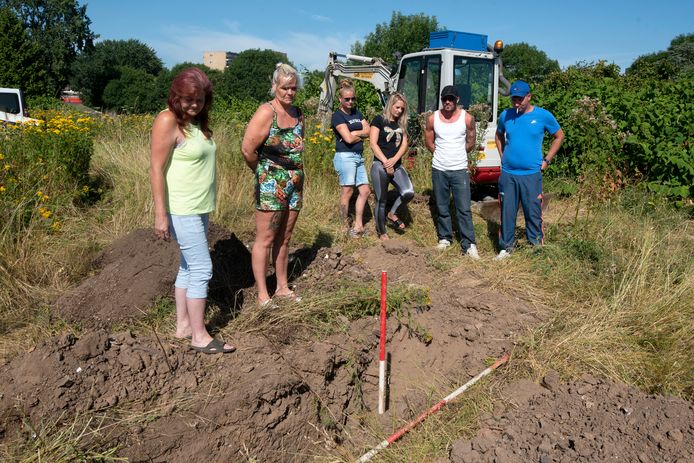 Een jaar geleden bleek uit grondonderzoek dat de geluidswal rond het woonwagenkamp aan de Bethaniënstraat en de grond op het terrein nog steeds was vervuild. Archieffoto: Gerard Burgers