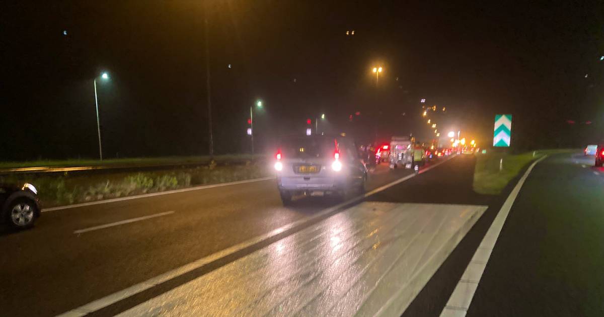 Dode en zes gewonden bij ongeval met drie voertuigen op A58.