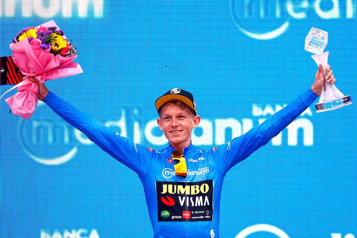 Koen Bouwman op het eindpodium in de blauwe trui.