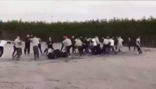 Vechtende hooligans van Feyenoord en AZ.