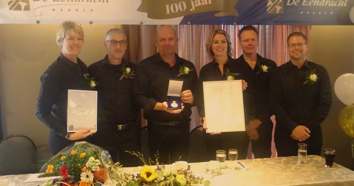 Koninklijke erepenning in Haarlo voor 100-jarige muziekvereniging De Eendracht - De Stentor