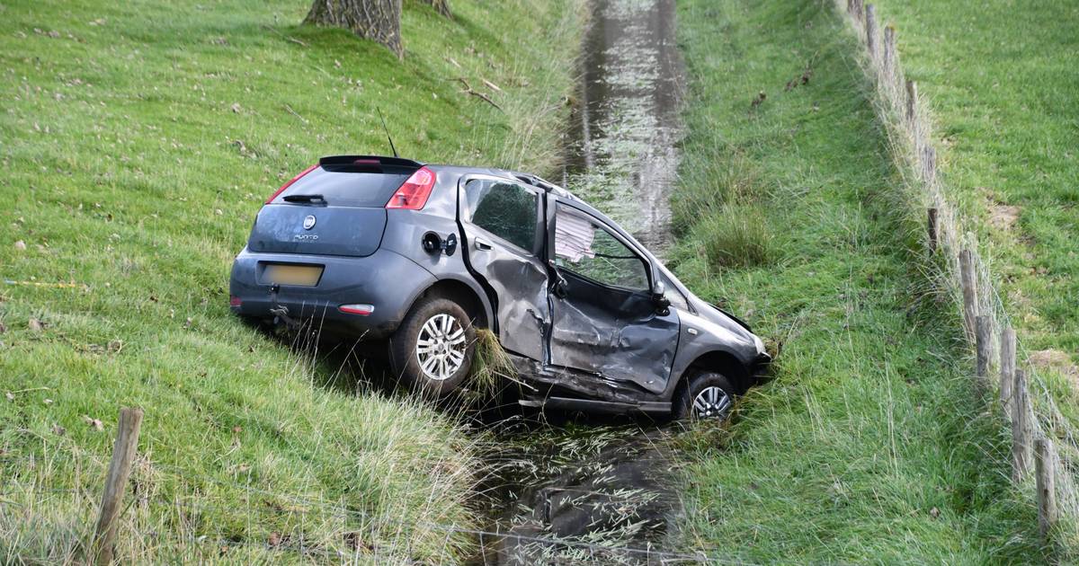 Auto belandt in sloot bij botsing in Venhorst.