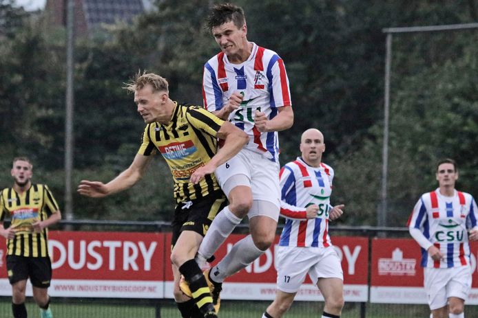 Willem Tieben (midden) doet zijn verdedigende werk voor UDI'19 in het vriendschappelijke duel met WNC.