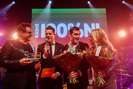 De Toppers winnen de award 'Beste Live Act" tijdens de uitreiking van de jaarlijkse 100%NL Awards.