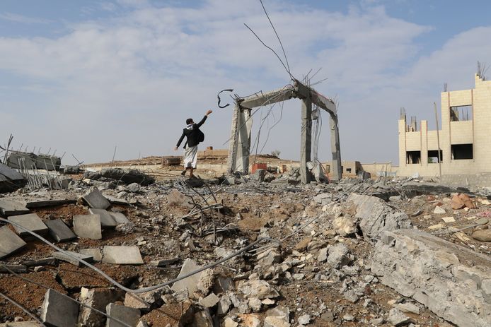 De ruïnes na een luchtaanval in Saada, Jemen.