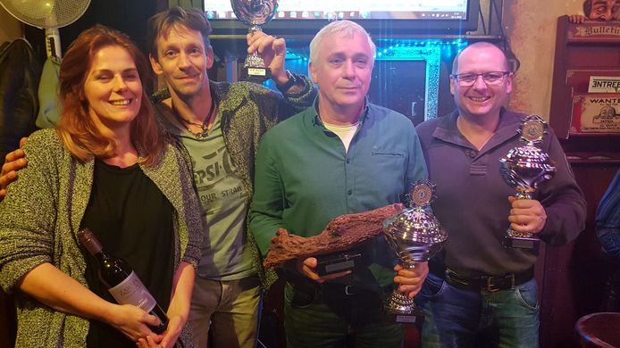 Het erepodium van het WK Knoesten, met winnaar Cor Jochoms als derde van links.