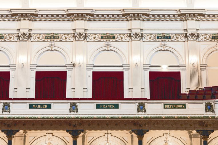 Op de balkonranden in het Concertgebouw zijn de cartouches eenvoudiger en strakker dan de meer met tierlantijnen versierde naamschilden in de eregalerij erboven. Beeld Hans Roggen
