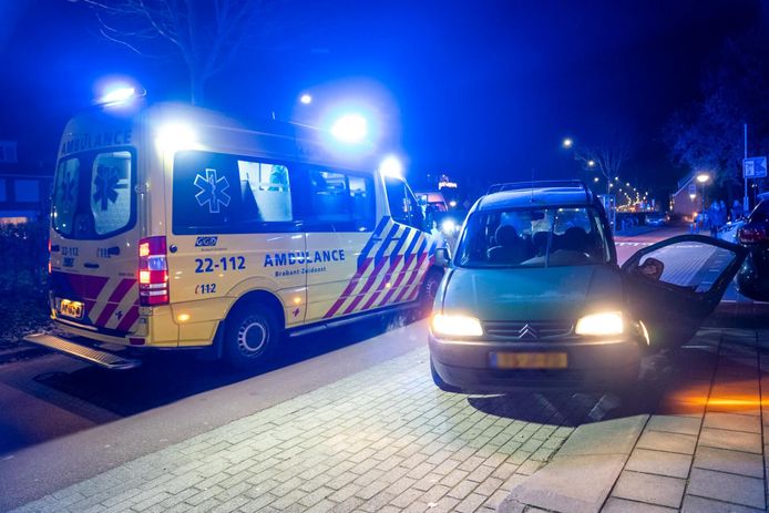 De bestelwagen verloor bij het ongeluk in Geldrop een deur.